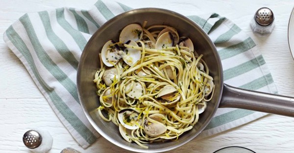 Linguine with clams and parsley