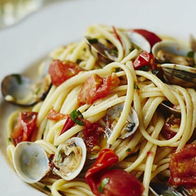 Linguine with clams and white wine (Linguine vongole e vino bianco)