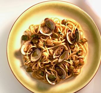 Linguine with clams and zucchini (Linguine al sugo di vongole e zucchine)