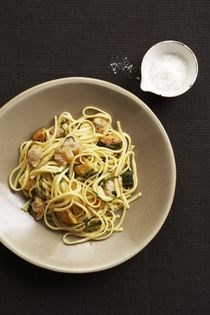 Linguine with clams and zucchini (Linguine alle vongole e zucchine)