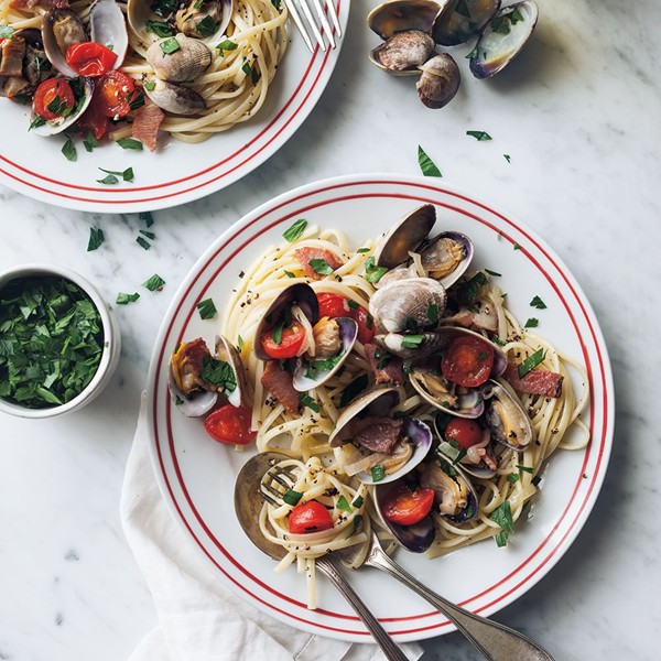 Linguine with clams, bacon & tomatoes