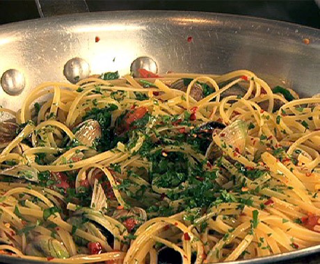 Linguine with clams (Linguine con le vongole)
