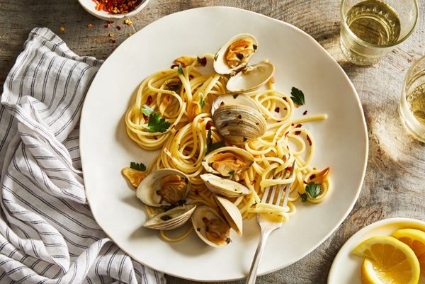 Linguine with clams, parsley & lemon