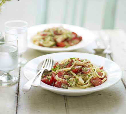 Linguine with crab, tomatoes and fennel