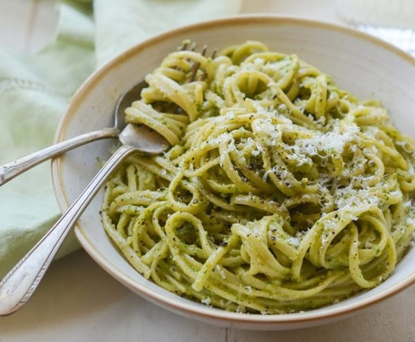 Linguine with creamy arugula walnut pesto