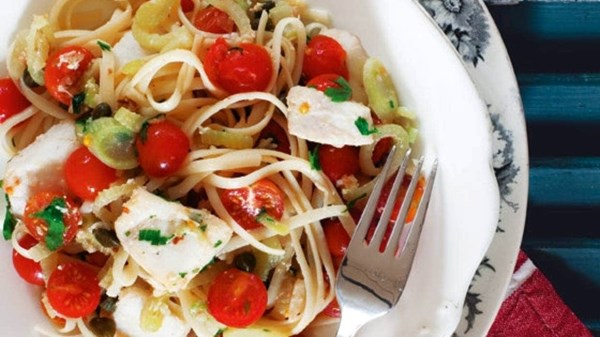 Linguine with fish, fennel and tomatoes