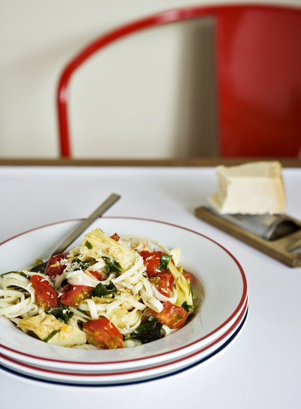 Linguine with fresh tomatoes and artichokes