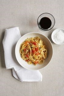 Linguine with fresh tomatoes, basil, and mozzarella (Linguine alla Sorrentina)