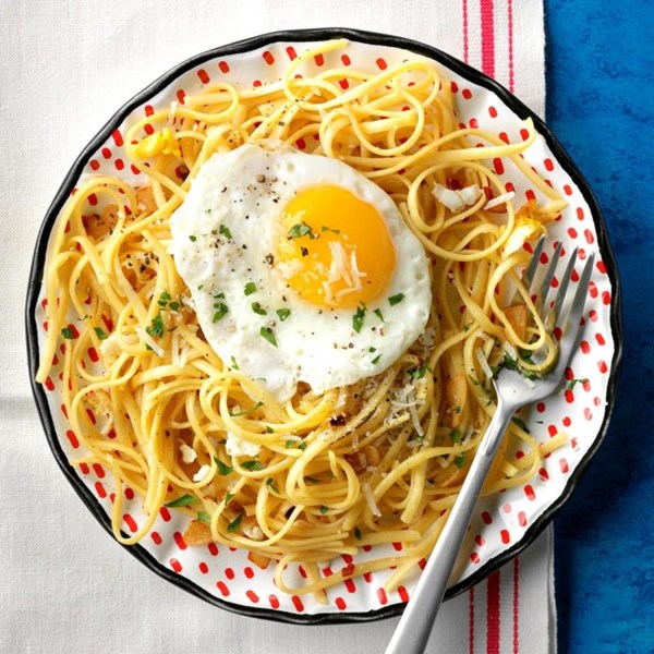 Linguine with fried eggs & garlic