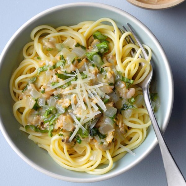 Linguine with herbed clam sauce