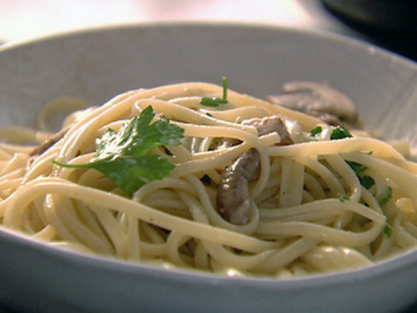 Linguine with lemon, garlic and thyme mushrooms