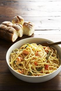 Linguine with lobster and asparagus (Linguine all 'astice e asparagi)