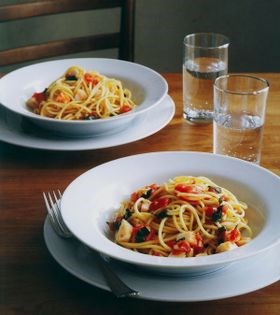 Linguine with mahi mahi, fresh tomatoes, and capers (Linguine del capitan)