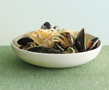 Linguine with mussels and fresh herbs