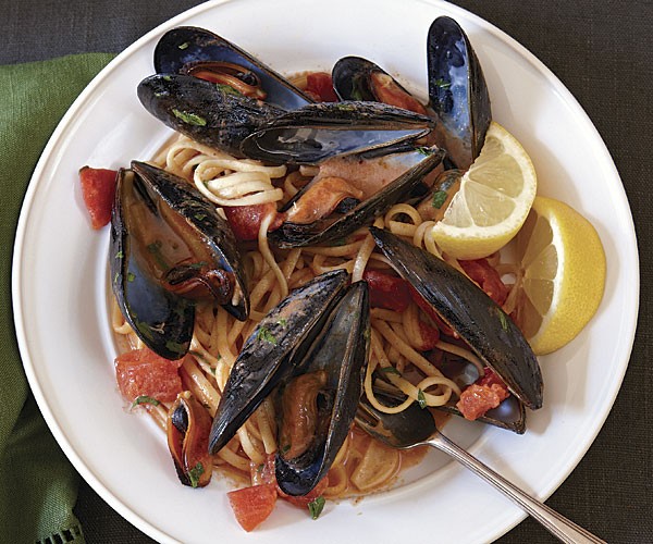 Linguine with mussels and smoked paprika