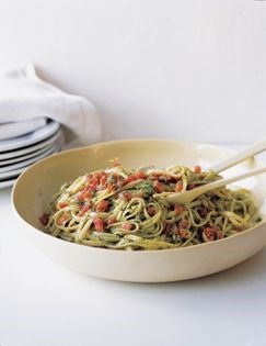 Linguine with pesto and tomatoes (Linguine al pesto e pomodori)