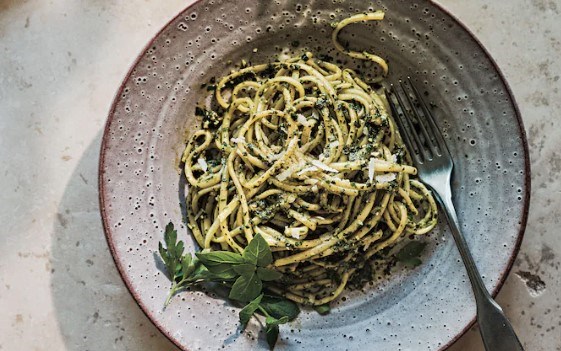 Linguine with pesto pazzo