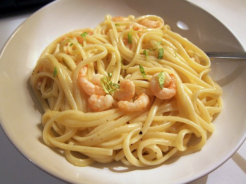 Linguine with prawns and lemon