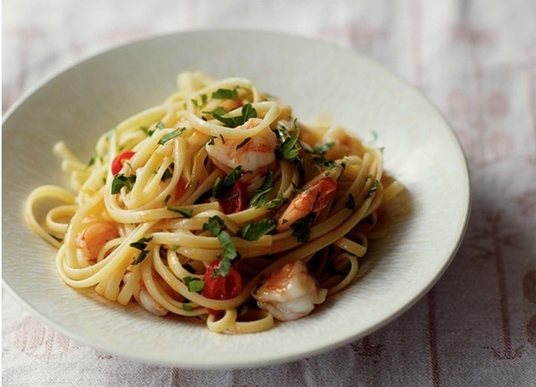 Linguine with prawns, lemon and parsley