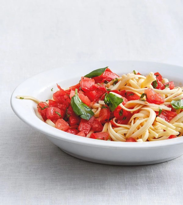 Linguine with raw tomato sauce
