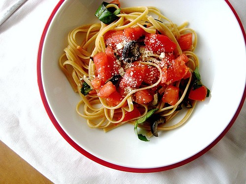 Linguine with raw tomato sauce