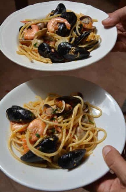 Linguine with seafood and tomato (Linguine alla scoglio)