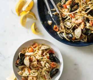 Linguine with seafood (Linguine allo scoglio)