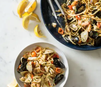 Linguine with seafood (Linguine allo scoglio)