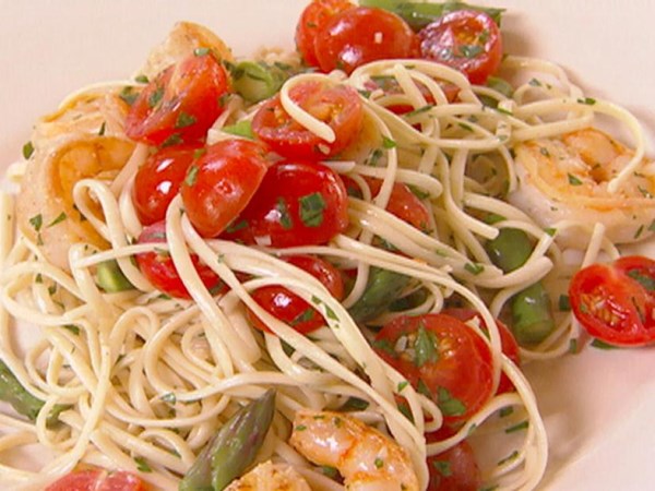 Linguine with shrimp and vegetables