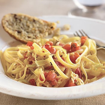 Linguine with spicy leek and tomato sauce