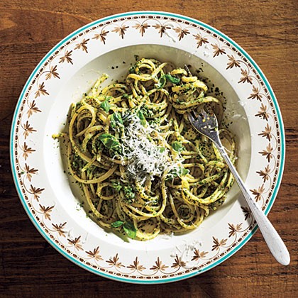 Linguine with spinach-herb pesto