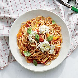 Linguine with sweet pepper sauce
