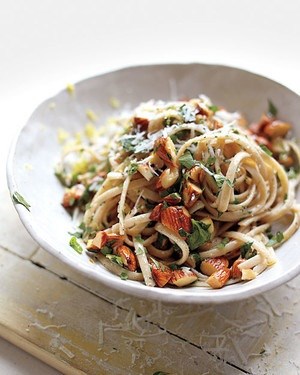 Linguine with toasted almonds, parsley, and lemon
