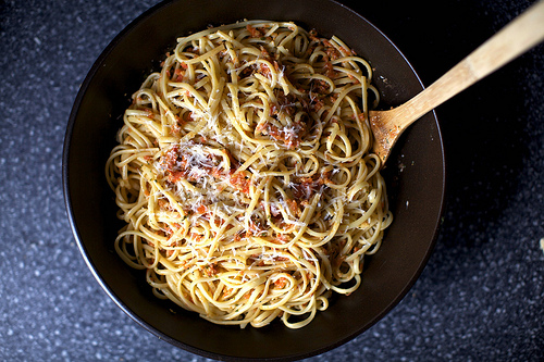 Linguine with tomato-almond pesto