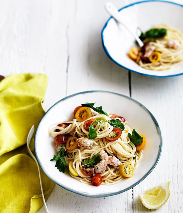 Linguine with tomato, prawns and rocket