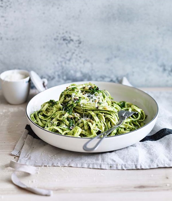 Linguine with walnut-parsley pesto