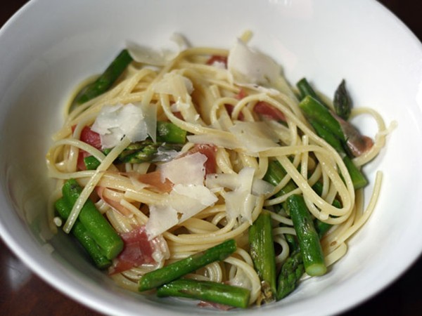 Linguini with asparagus, prosciutto, and capers