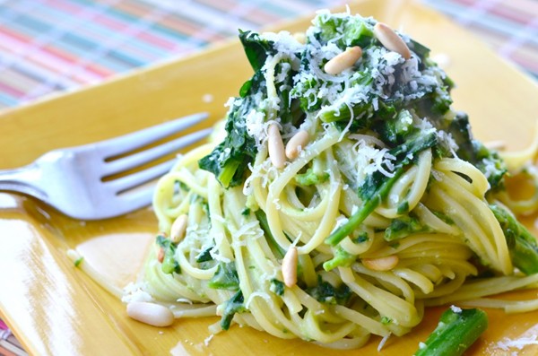 Linguini with creamy avocado sauce