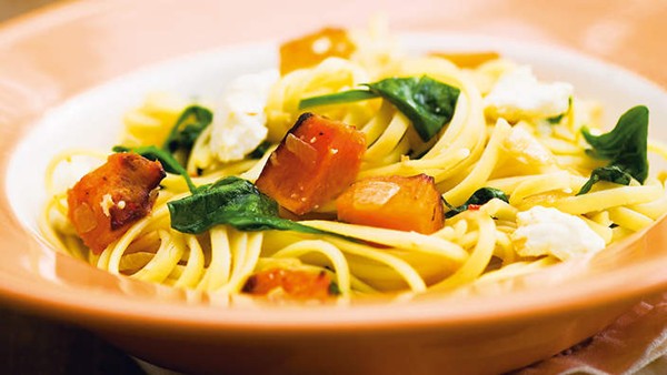 Linguini with roasted pumpkin, spinach and goat's cheese