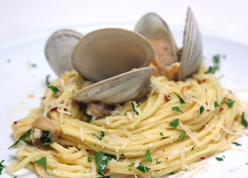 Linguini with spicy clam sauce