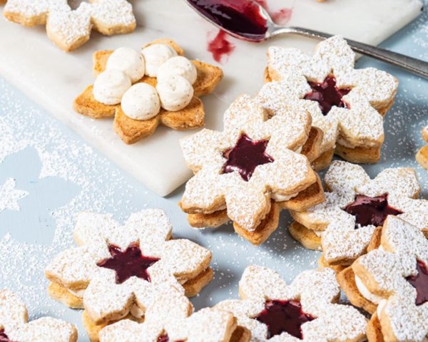 Linzer cookies [nutmeg buttercream]