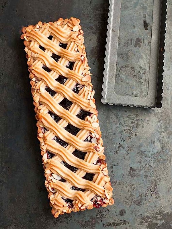 Linzer torte with spiced melting moment topping