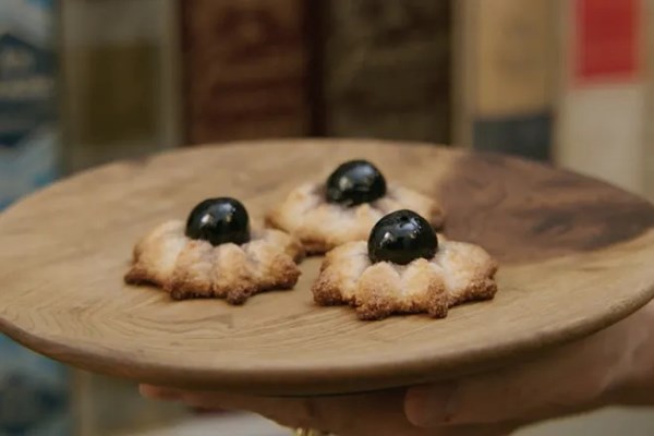 Little almond and cherry cookies