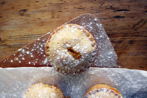 Little apple, marmalade and cinnamon pies