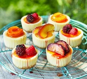 Little buttermilk cheesecakes with honey-roast summer fruits