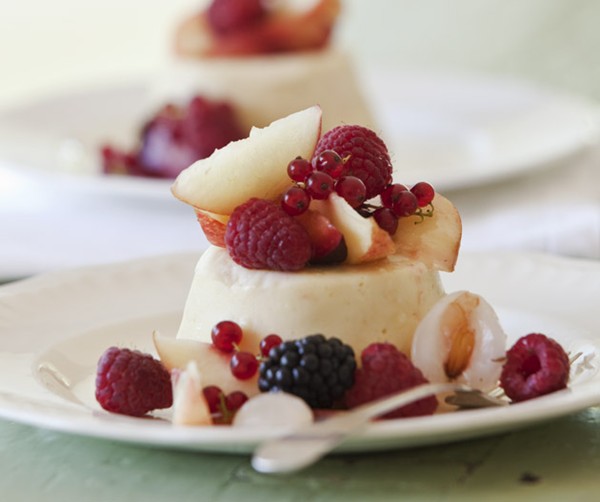 Little cheesecakes with white peaches, lychees and berries