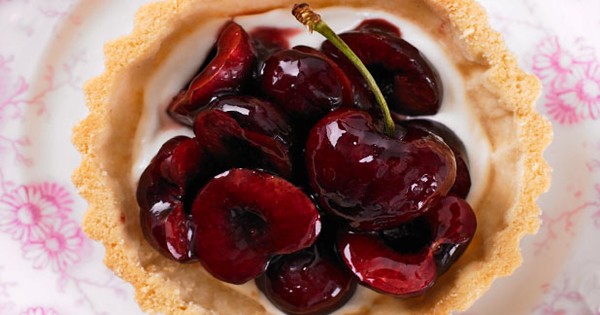 Little cherry almond tarts