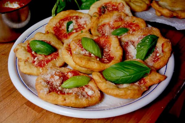 Little fried pizzas (Pizzette fritte)