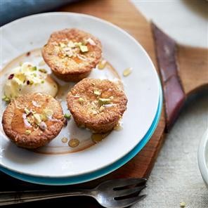 Little honey and pistachio cakes