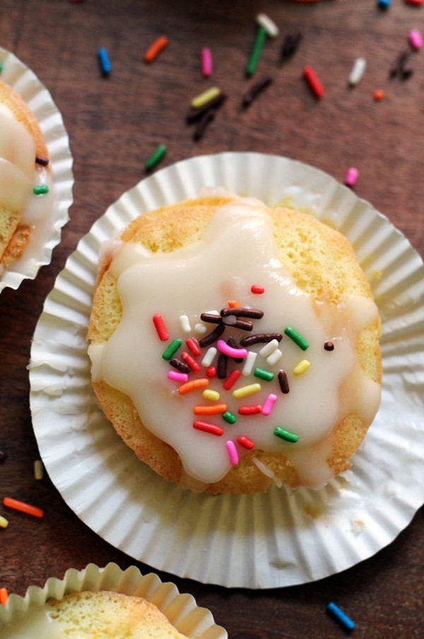 Little Italian cakes filled with lemon pastry cream (Sospiri)
